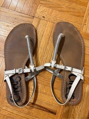 Circus by Sam Edelman White & Silver T-Strap Sandals